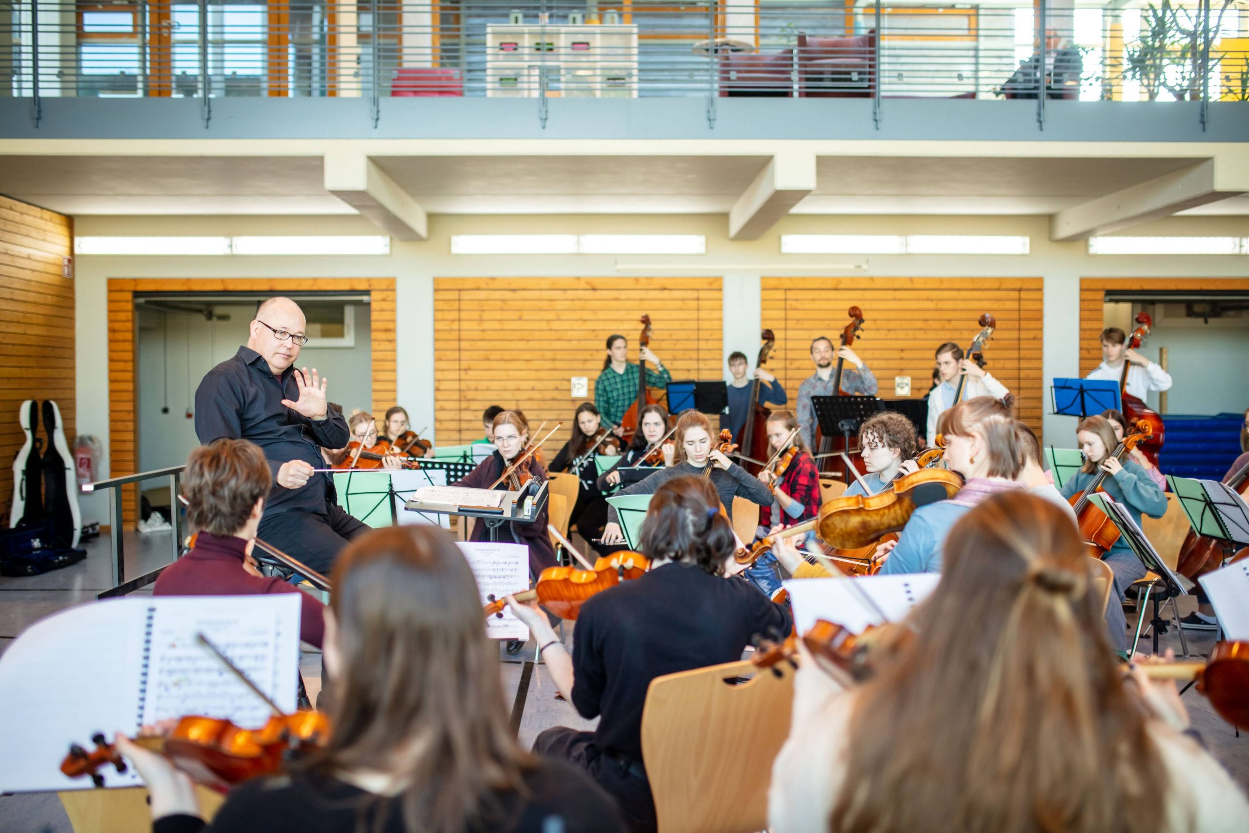 Das JSO erarbeitet im Schullandheim Pottenstein unter Anleitung des Dirigenten Till Fabian Weser ein anspruchsvolles Konzertprogramm. (Foto: Frank Wunderatsch)